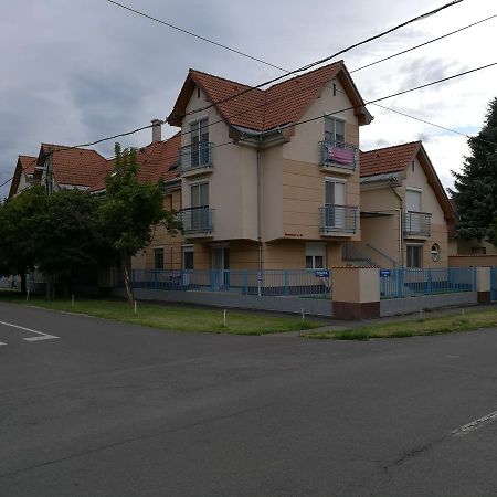 Kiskucko Apartman ハイデゥソボスロー エクステリア 写真
