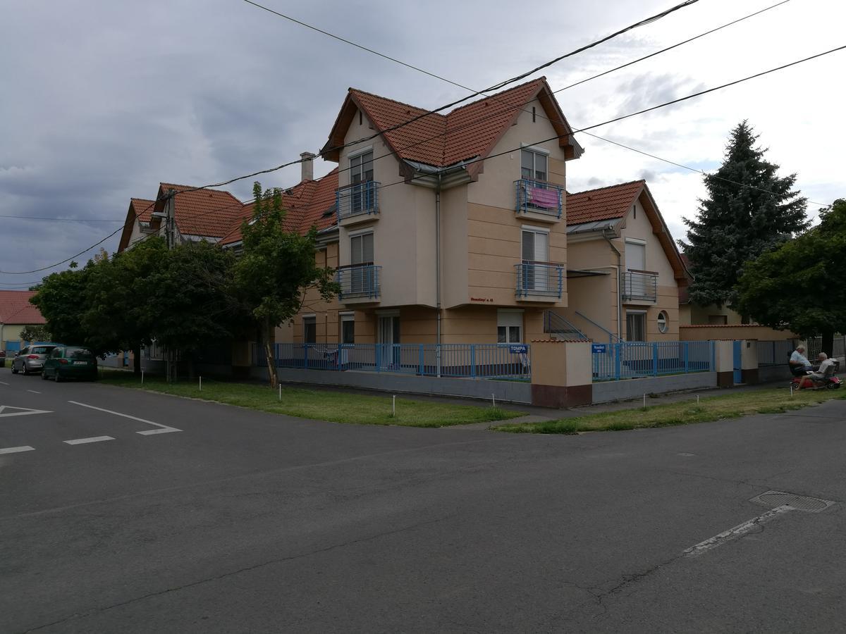 Kiskucko Apartman ハイデゥソボスロー エクステリア 写真